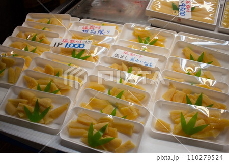 年末年始の塩釜水産物仲卸市場には数の子がたくさん 110279524