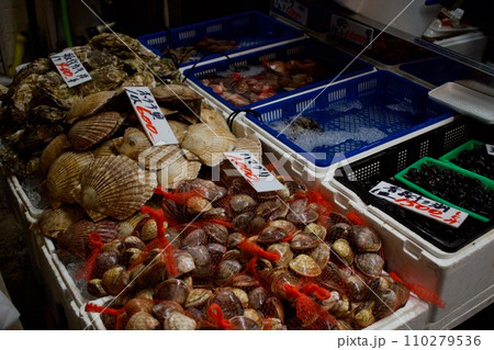 塩釜水産物仲卸市場の貝づくし 110279536