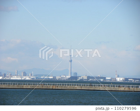 検見川浜から見た秋のスカイツリー 110279596
