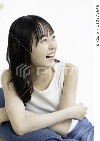 タンクトップでくつろぐ若い女性 タンクトップでくつろぐ若い女性 110279646