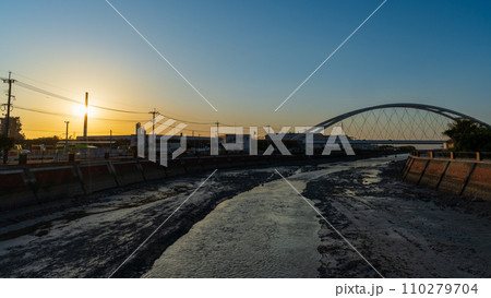 夕焼け光芒に照らされている三池工業地帯風景　パノラマ風景(福岡県大牟田市) 110279704