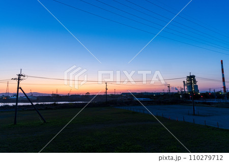夕焼け光芒に照らされている三池工業地帯風景 パノラマ風景(福岡県大牟田市) 夕焼け光芒に照らされている三池工業地帯風景 パノラマ風景(福岡県大牟田市) 110279712