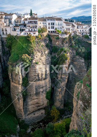 スペインのロンダの断崖絶壁と白い街 スペインのロンダの断崖絶壁と白い街 110280088