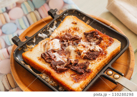 チョコマシュマロトースト作り 110280298