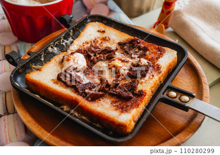 チョコマシュマロトースト作り 110280299