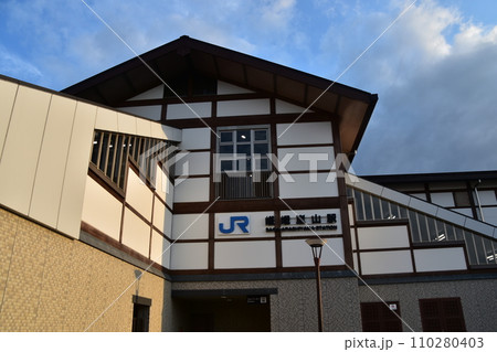 日本の春の京都　嵯峨嵐山駅舎と駅前のロータリー 110280403