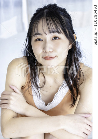 フェミニンな雰囲気の若い女性 フェミニンな雰囲気の若い女性 110280493