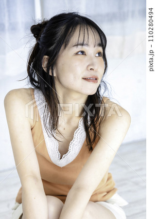 フェミニンな雰囲気の若い女性 110280494