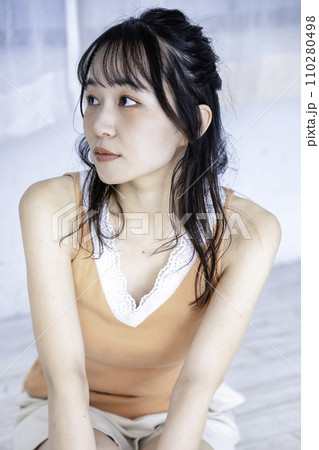 フェミニンな雰囲気の若い女性 110280498