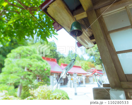 風鈴がそよ風にゆれる 110280533