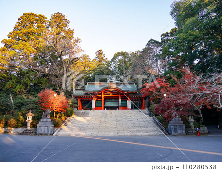 静かな朝の香取神宮　総門(千葉県香取市） 110280538