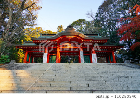 静かな朝の香取神宮　総門(千葉県香取市） 110280540