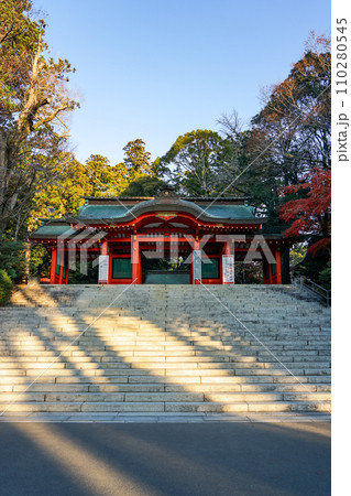 静かな朝の香取神宮 総門(千葉県香取市) 静かな朝の香取神宮 総門(千葉県香取市) 110280545
