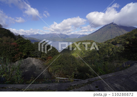 日光中禅寺湖　バス停の茶ノ木平遊歩道入口から少し登ったところの展望台より　2023年10月12日 110280872