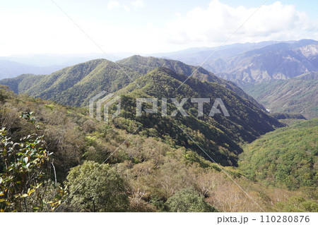 日光　半月山駐車場の西端から足尾方面を見る　2023年10月12日 110280876