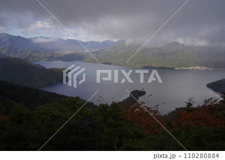 中宮祠阿世潟峠線歩道上の半月山展望台より中禅寺湖と戦場ヶ原方面を見る 2023年10月12日 中宮祠阿世潟峠線歩道上の半月山展望台より中禅寺湖と戦場ヶ原方面を見る 2023年10月12日 110280884