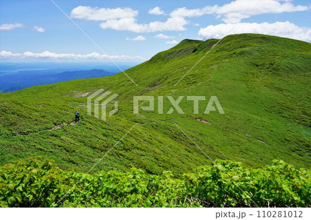 焼石岳から横岳へ歩く登山者 焼石岳から横岳へ歩く登山者 110281012