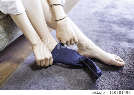靴下を履く女性の足元【パーツカット】 靴下を履く女性の足元【パーツカット】 110281496