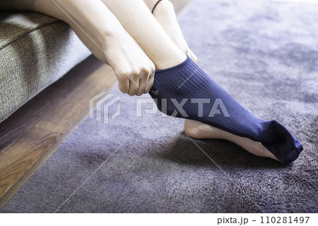 靴下を履く女性の足元【パーツカット】 110281497