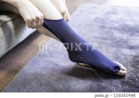 靴下を履く女性の足元【パーツカット】 靴下を履く女性の足元【パーツカット】 110281498