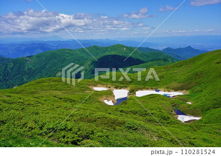 東焼石岳からの残雪と池塘 110281524