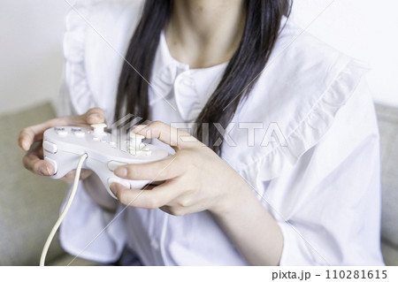 ゲームをする女性の手元【パーツカット】 ゲームをする女性の手元【パーツカット】 110281615