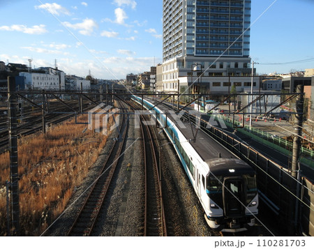 朝の横浜羽沢駅を通過するE257系・特急湘南10号 朝の横浜羽沢駅を通過するE257系・特急湘南10号 110281703