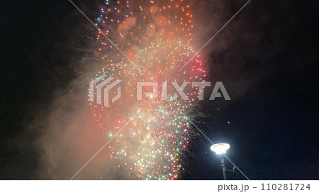 夜空に広がるオレンジの花火 夜空に広がるオレンジの花火 110281724