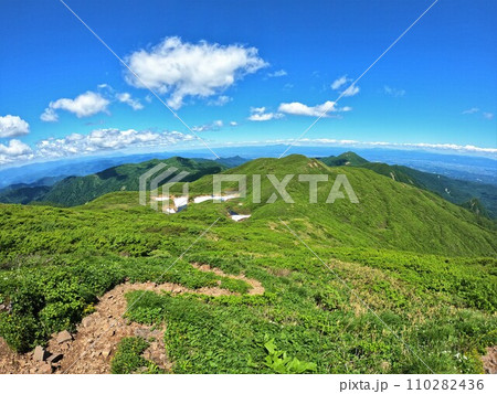 東焼石岳山頂からの六沢山方面の稜線 110282436