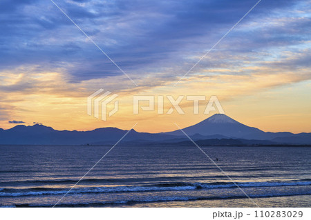 湘南から望む夕日に赤く染まる空と富士山 湘南から望む夕日に赤く染まる空と富士山 110283029