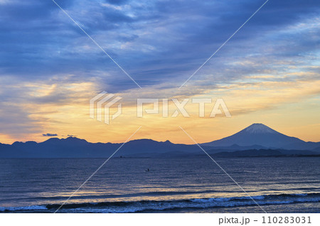湘南から望む夕日に赤く染まる空と富士山 湘南から望む夕日に赤く染まる空と富士山 110283031