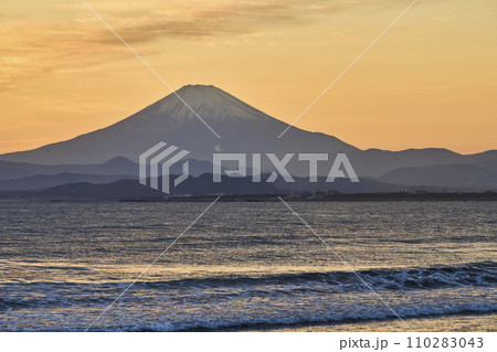 湘南から望む夕日に赤く染まる空と富士山 110283043