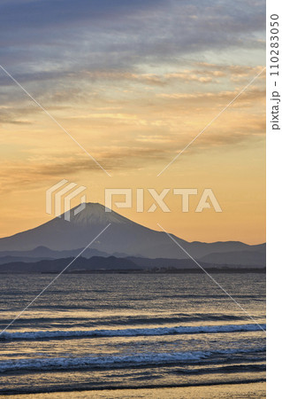 湘南から望む夕日に赤く染まる空と富士山 湘南から望む夕日に赤く染まる空と富士山 110283050