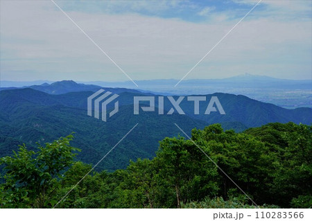 和賀岳稜線からの鳥海山と横手盆地 110283566