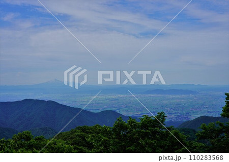 和賀岳稜線からの鳥海山と横手盆地 110283568