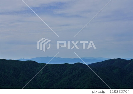 和賀岳稜線からの焼石岳と栗駒山 110283704