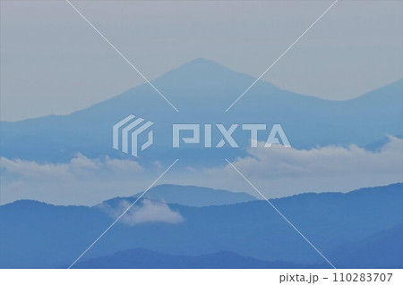 和賀岳からの早池峰山 110283707