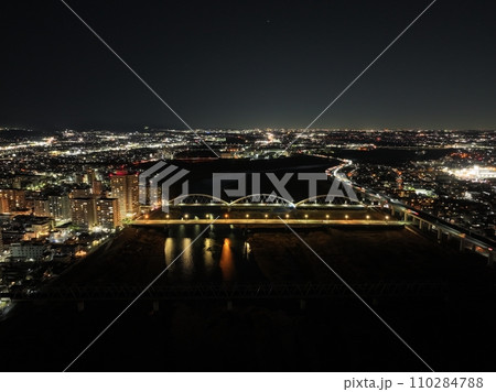 相模川河川敷から相模大橋付近の夜景をドローンにて空撮 110284788