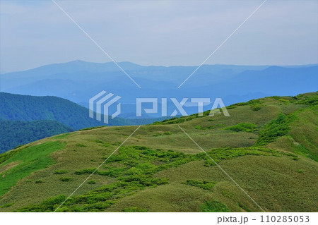 和賀岳の薬師岳からの森吉山と田沢湖 110285053