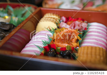 新年を祝う日本の伝統料理 おせち料理 新年を祝う日本の伝統料理 おせち料理 110285428