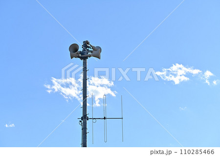 青い空と防災無線 青い空と防災無線 110285466