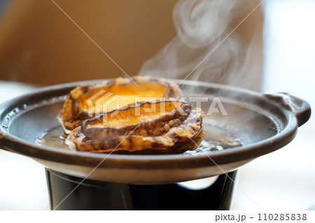 鉄板で焼くアワビのステーキ 鉄板で焼くアワビのステーキ 110285838