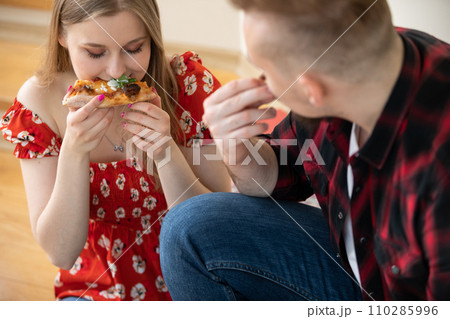 Student meeting and eating pizza at a house party. Student meeting and eating pizza at a house party. 110285996
