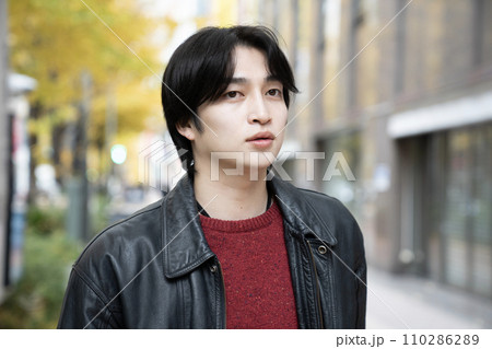 冬の西新宿と革ジャンを着た若者 110286289