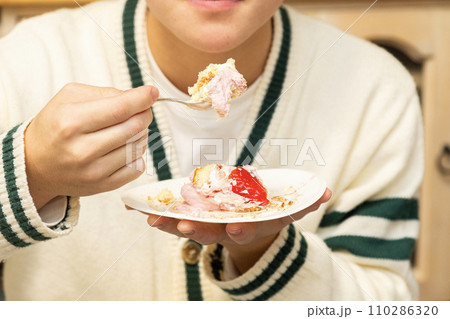 取り分けたケーキを食べる男性 取り分けたケーキを食べる男性 110286320