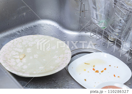 流しに置かれた汚れたお皿 110286327