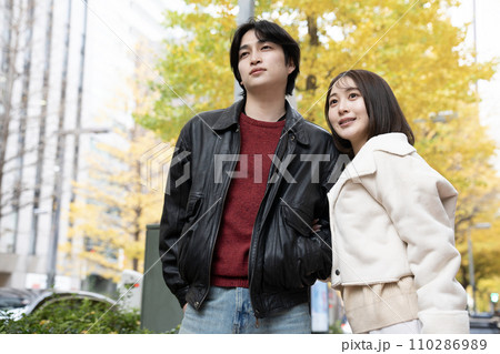 冬の西新宿で寄り添う若いカップル 110286989