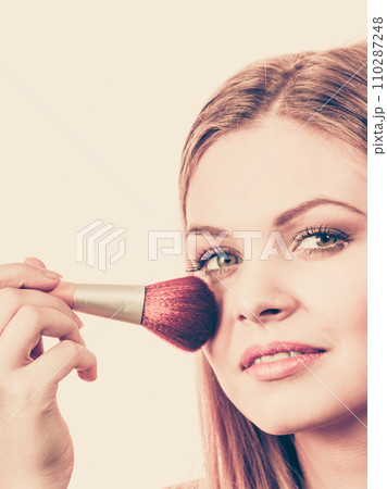 Woman holding make up brush 110287248