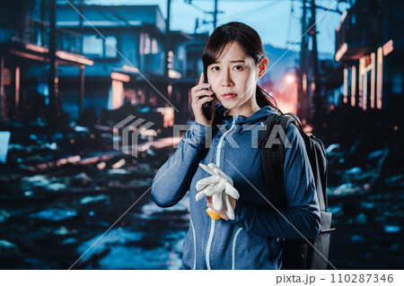 災害が発生し電話が繋がらずに困る女性 災害が発生し電話が繋がらずに困る女性 110287346