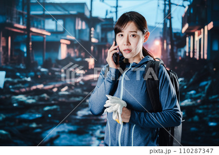 災害が発生し電話が繋がらずに困る女性 災害が発生し電話が繋がらずに困る女性 110287347
